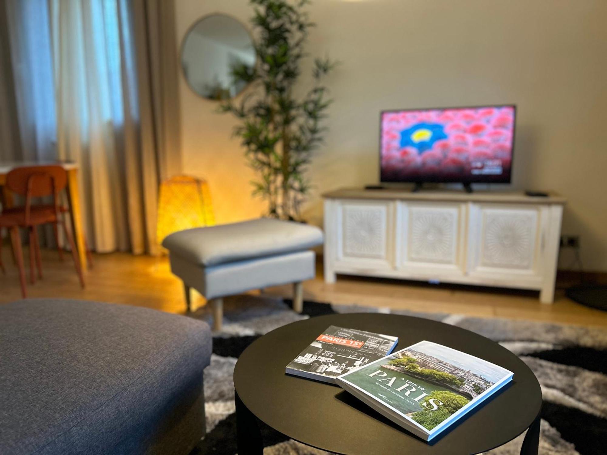 Big Apartment Eiffel Tower View Paris Ngoại thất bức ảnh